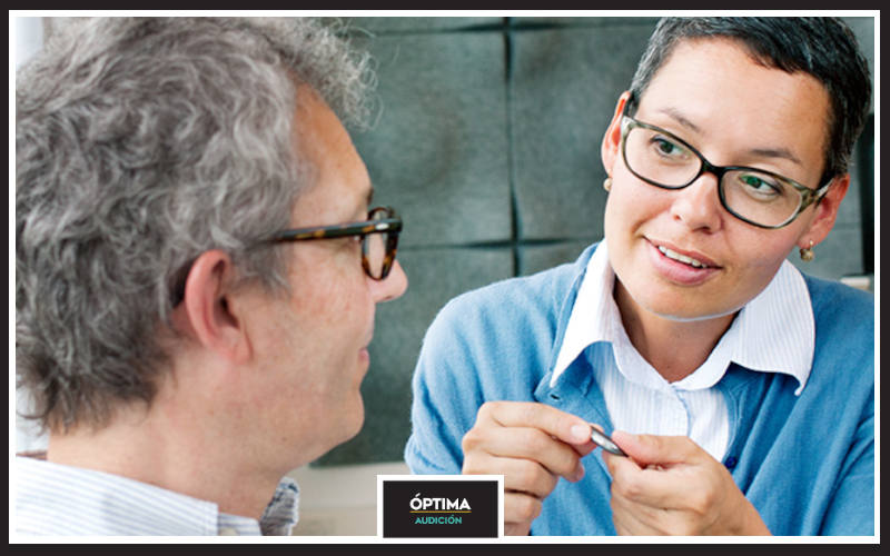 Una sencilla adaptación a tus audífonos en Óptima Audición